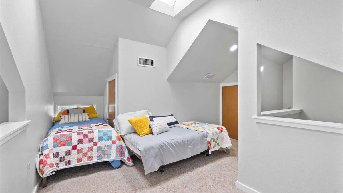 Breckenridge House | Life is better at the Lake! 3 bedroom + loft sleeps 10. Hubbard Creek Lake