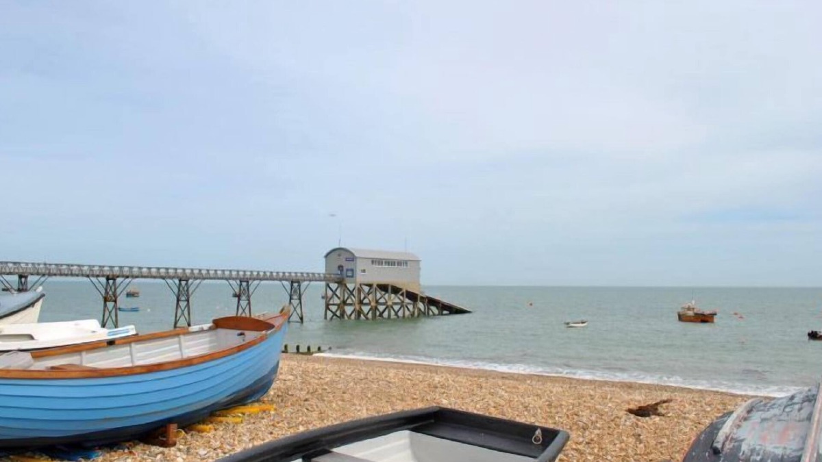Selsey Apartment | Lifeboat View - a family house that sleeps 10 guests in 5 bedrooms
