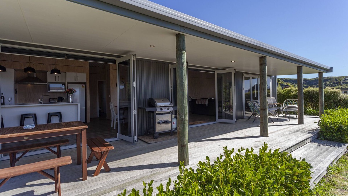 Tata Beach House | Ligar Bay Modern Bach -Linen/Towels Included, Sea View, Free Wi-Fi