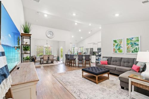 Red Hill House | Light and Bright 3BR with Backyard on Golf Course