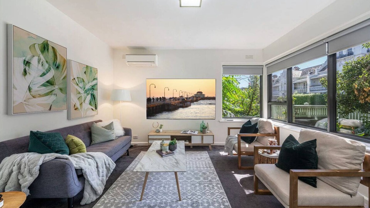 St Kilda Apartment | Light and bright ground floor 2 bedroom apartment.