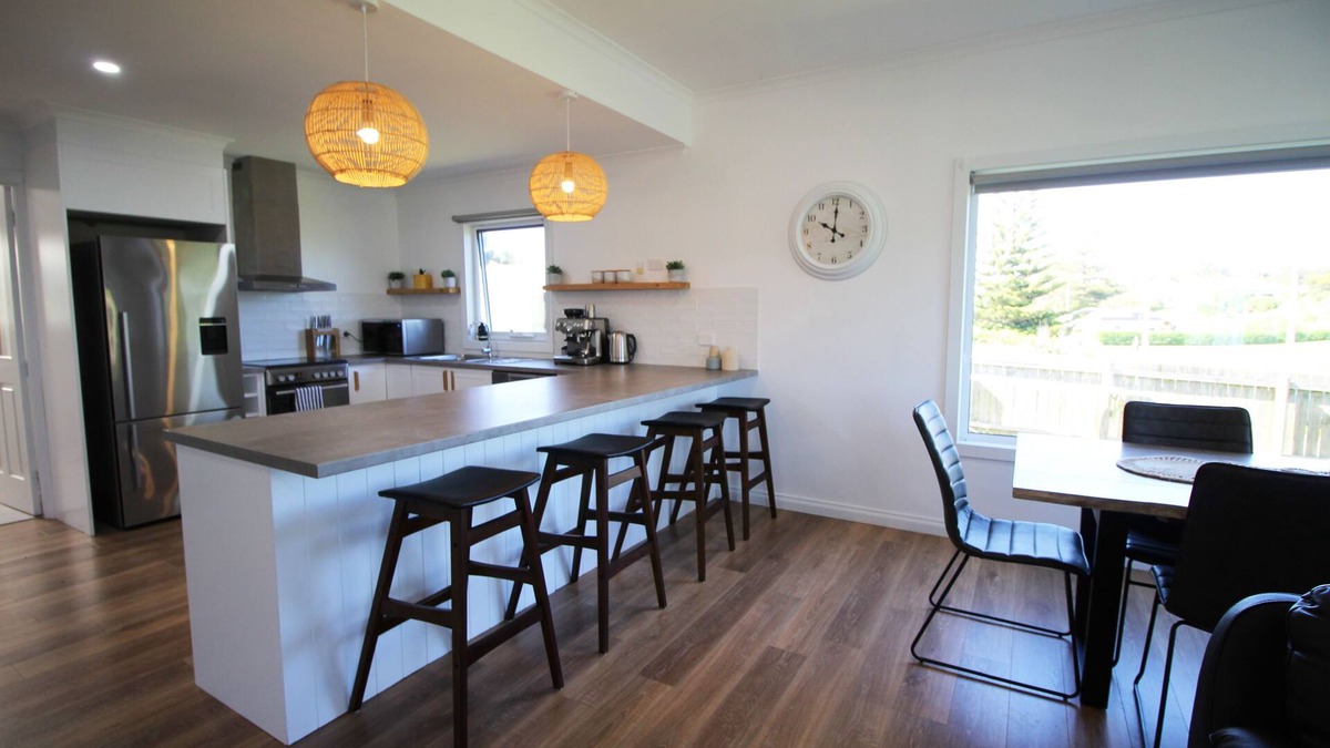 Currie House | Light and bright quality accommodation walking distance to town.