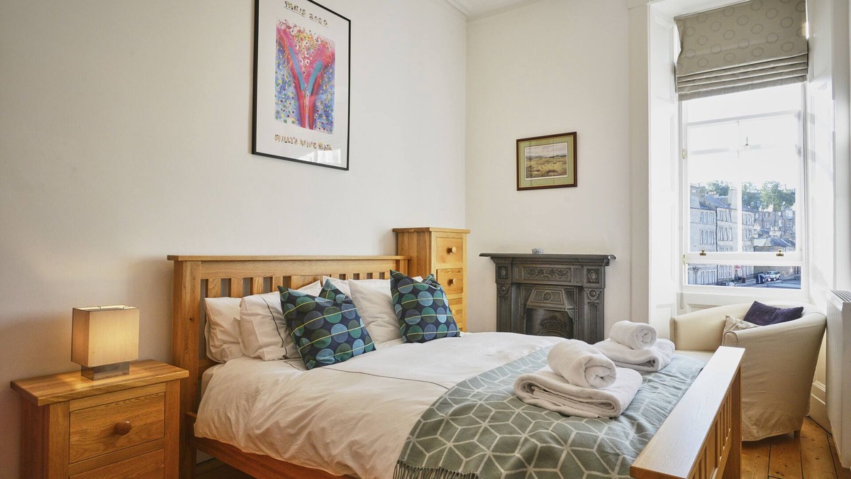 Comely Bank Apartment | Light and spacious apartment, ideal for groups and families, close to centre