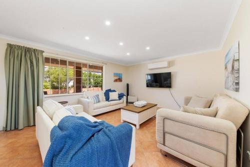 Falcon House | Light & bright Falcon Bay family holiday escape