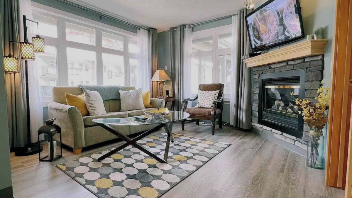 Canmore Cabin | Light&Bright Rocky Getaway/KingBed/Parking/Gym