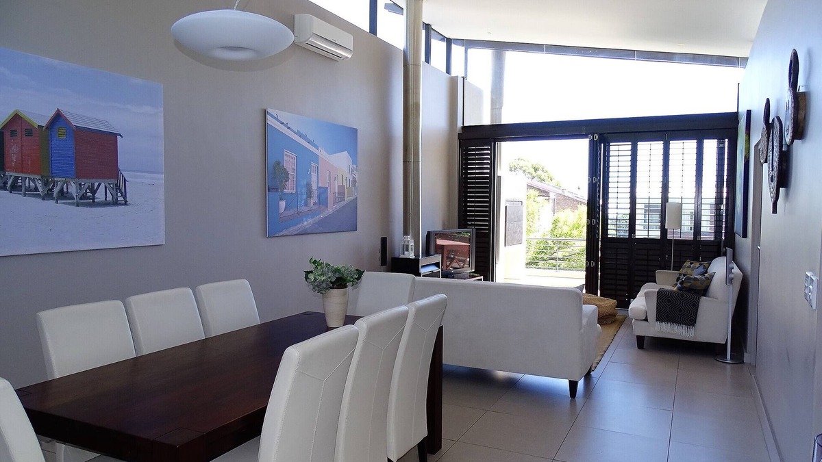 Scott Estate Apartment | Light&Bright top floor Apartment, a minute's walk to the beach!