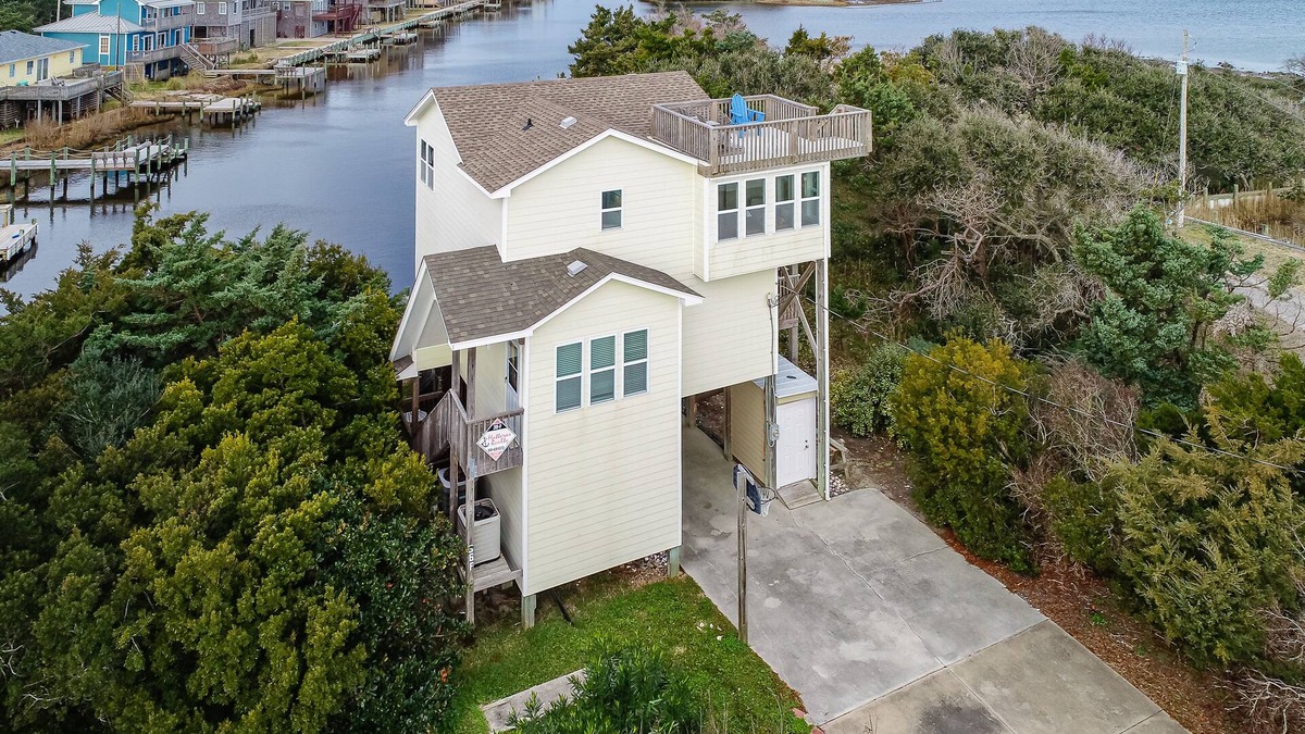 Brigands' Bay House | Light-filled canal front home w/deck, washer/dryer, private hot tub, central A/C
