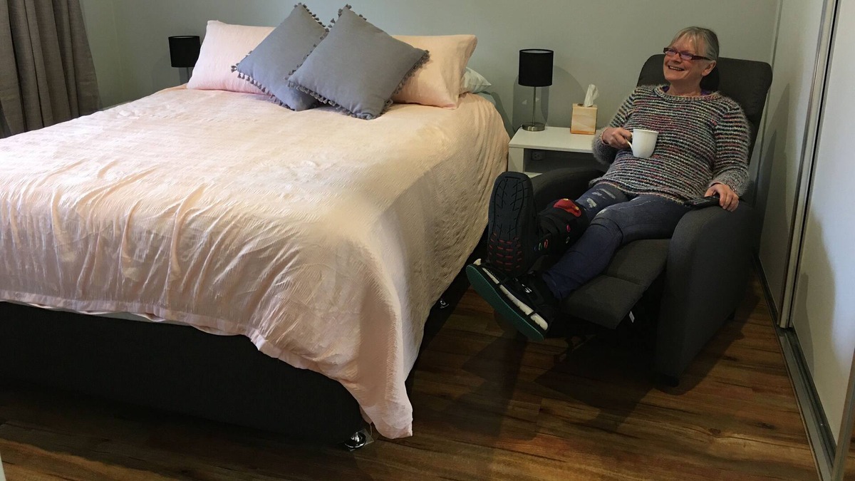 Longlea Bed & Breakfast | Light filled modern cottage in bush setting 10 mins from CBD, toiletries, b/f.