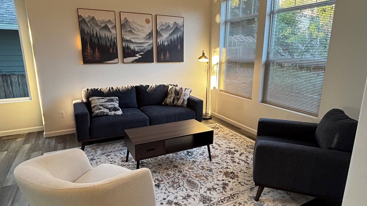 Sherwood - Tualatin South House | Light-Filled Modern PNW Retreat — Tualatin 3BR