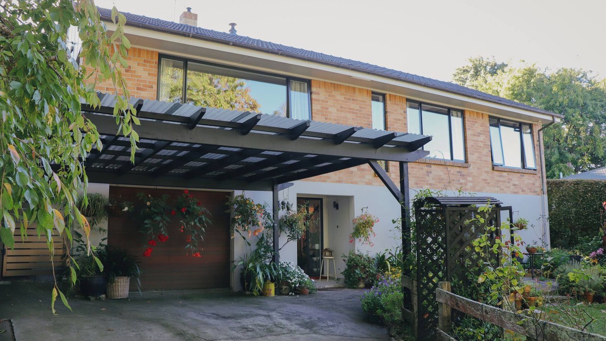 Claudelands House | Light filled upstairs home minutes from central Hamilton