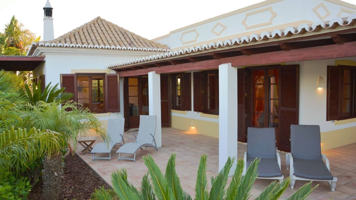 Fonte do Bispo House | Light-flooded country house with large plot and panoramic view of the sea