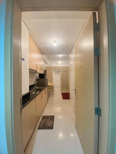 Barangka Ilaya Apartment | Light Residence Condo with Pool View