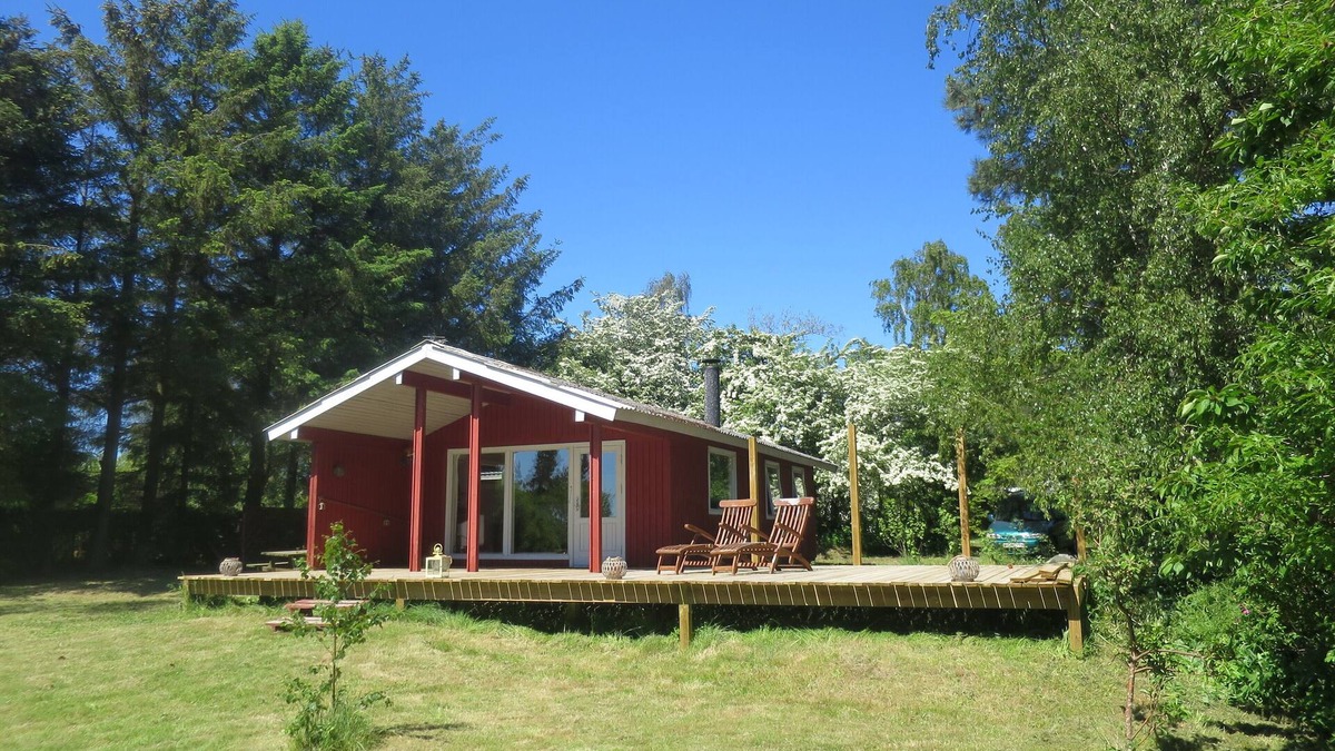 Follenslev Cottage | Light wooden cabin at Zealand's best beach.