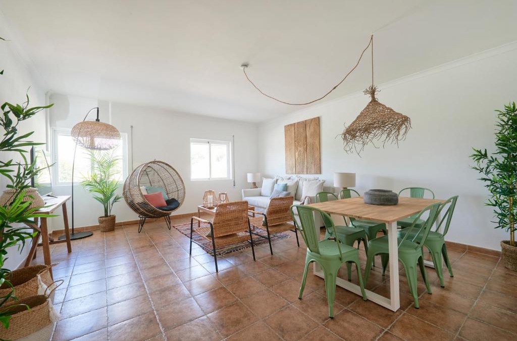 Local da Parvoice Apartment | Lightful Refuge on the River Front, By TimeCooler