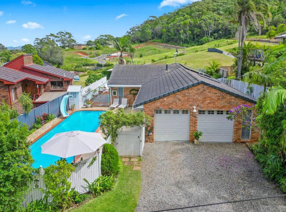 Port Macquarie House | Lighthouse Vaccay - family beach house with pool