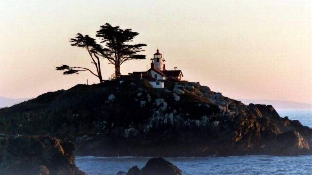 Crescent City House | Lighthouse View Beach Cottage-Great Ocean Views- the Redwoods are a short drive