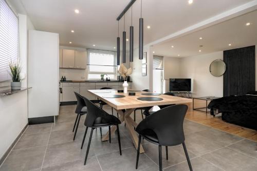 Wenden Apartment | LIGHTPLACE Große Unterkunft 3 Schlafzimmer Boxspring Smart TV Biergarten Restaurant