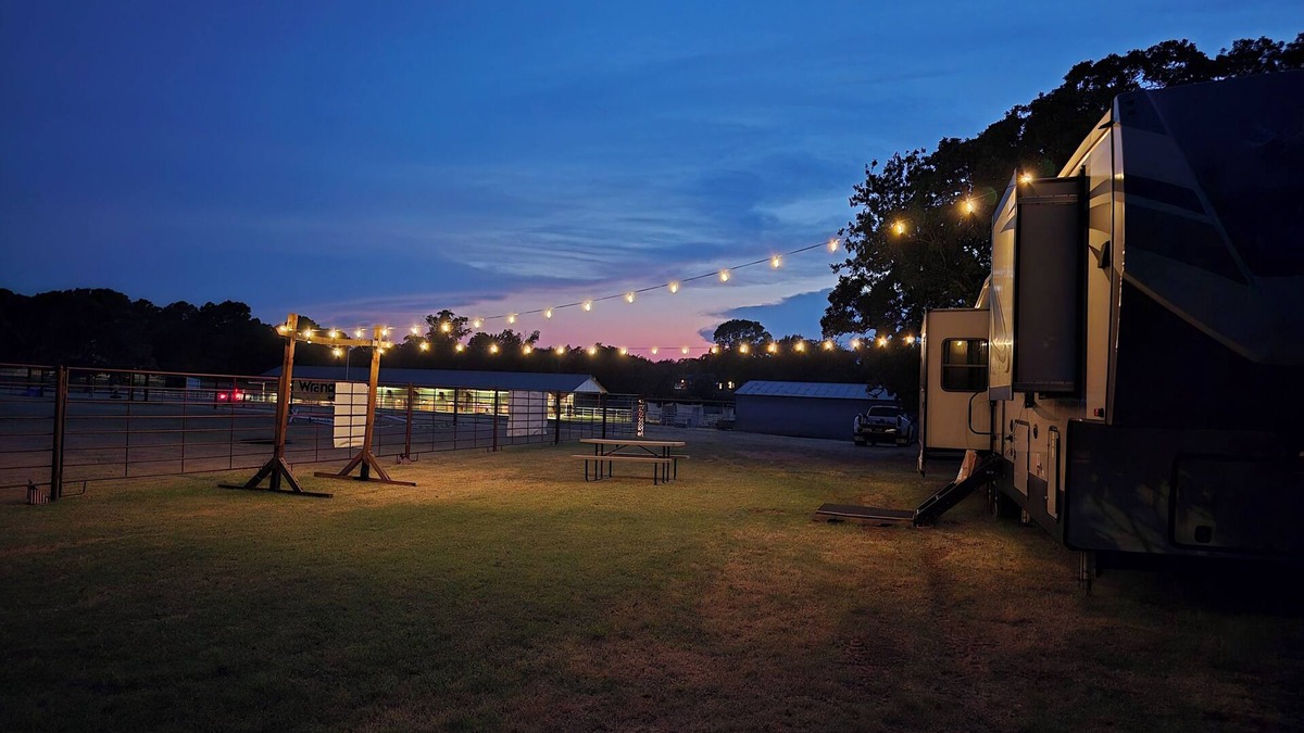 Cleburne House | Like Horses? Enjoy glamping on our horse ranch and rescue.
