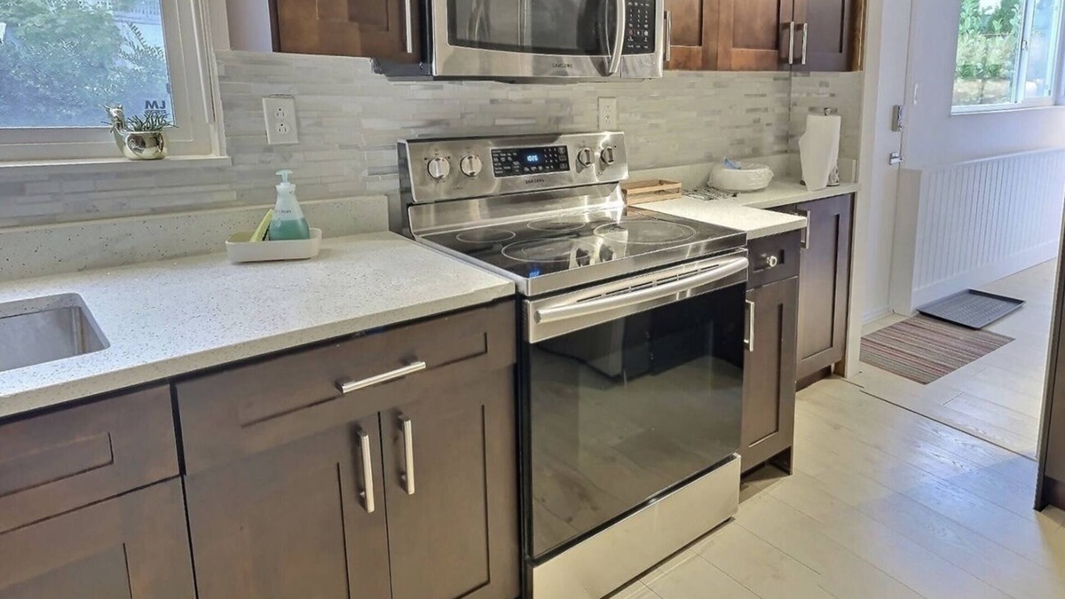 District of North Vancouver Apartment | Like new Suite with full kitchen and private bath