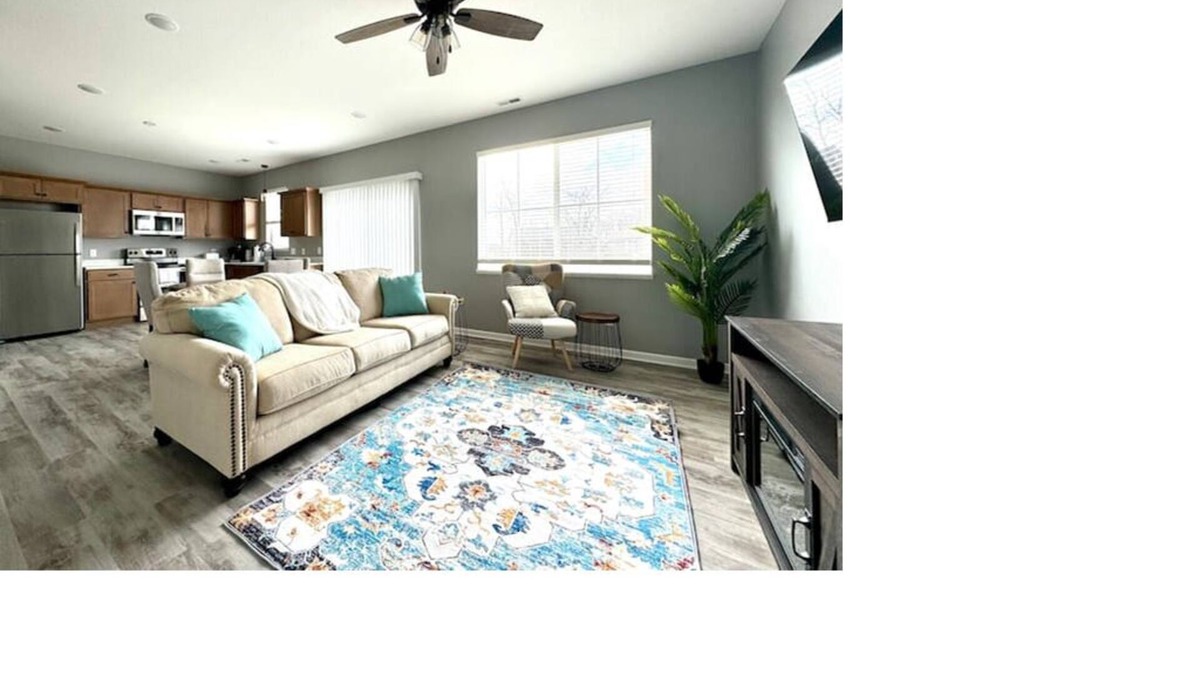 Mankato House | "Lil' Beachy" - Spacious 4-bedroom townhome close to MN State University Campus