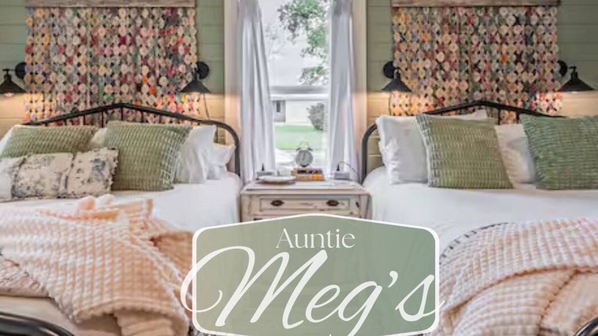 Sulphur Springs Cottage | Lil’ Blue Cottage Near Downtown