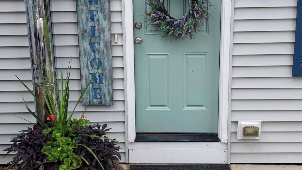 Crystal Lake Cottage | Lil' Dipper Cottage, Crystal Lake! 25 min to UConn & Bradley Int'l Airport!