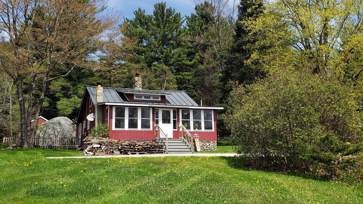 Twin Mountain Cabin | Lil' Red Cabin in the heart of the White Mountains