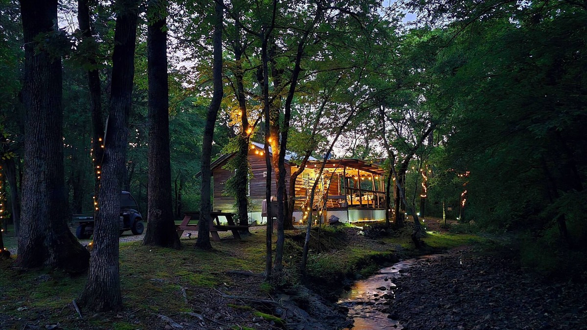 Caddo Gap Cabin | Lil' Rustic Retreat w/Hot Tub Near Little Missouri Falls and Caddo River