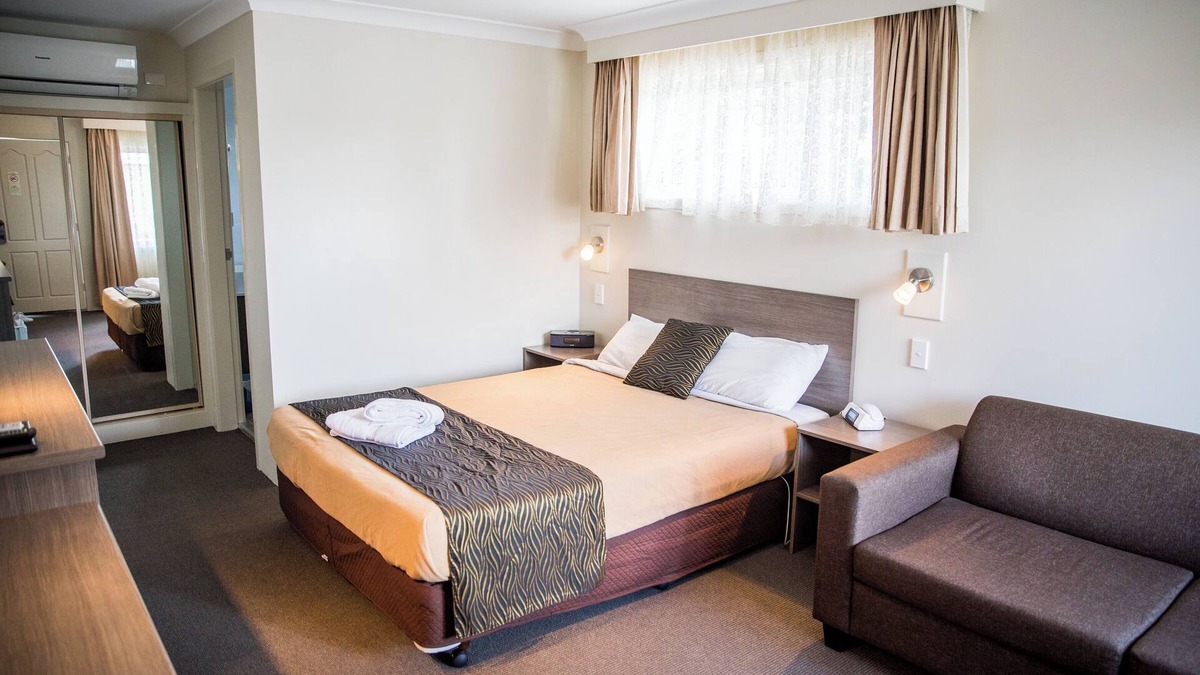 Goulburn Bed & Breakfast | Lilac City Motor Inn Deluxe Queen Room 15