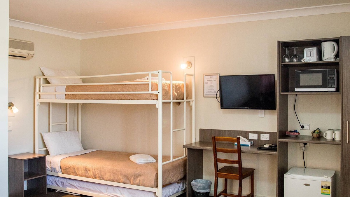 Goulburn Bed & Breakfast | Lilac City Motor Inn 1 Room Family 19