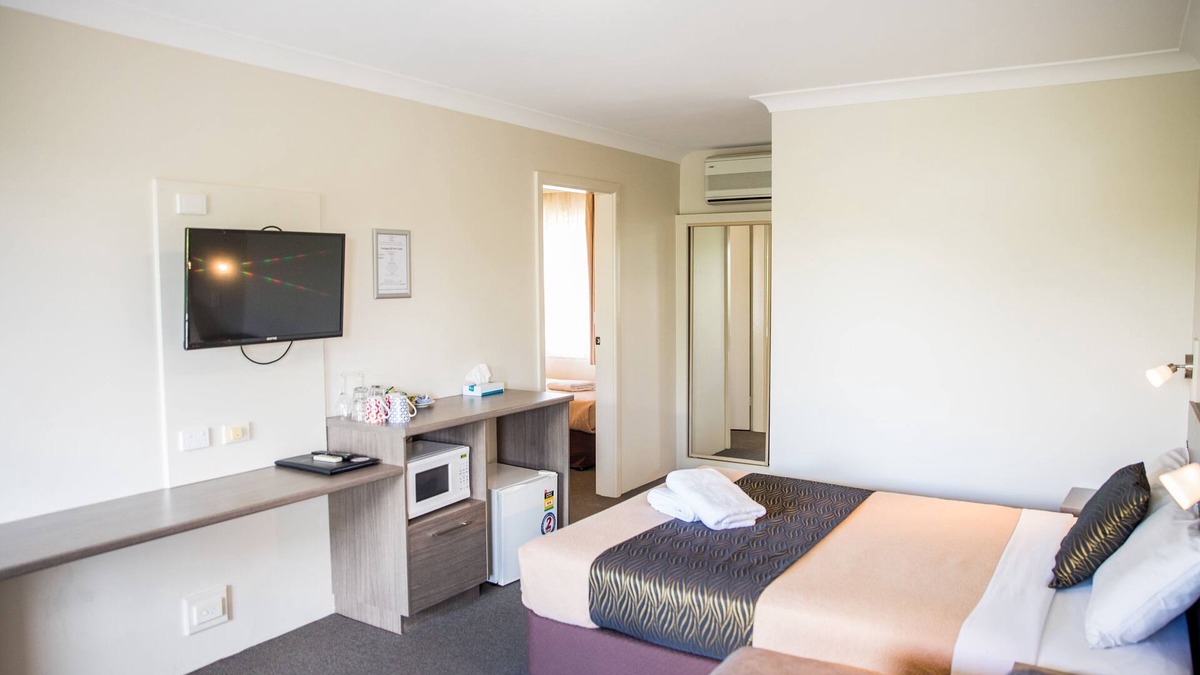 Goulburn Bed & Breakfast | Lilac City Motor Inn 2 Room Family 27