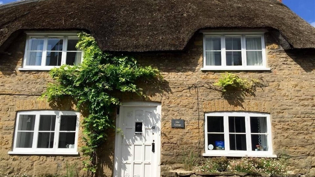 Burton Bradstock Cottage | LILAC COTTAGE, pet friendly, with a garden in Burton Bradstock