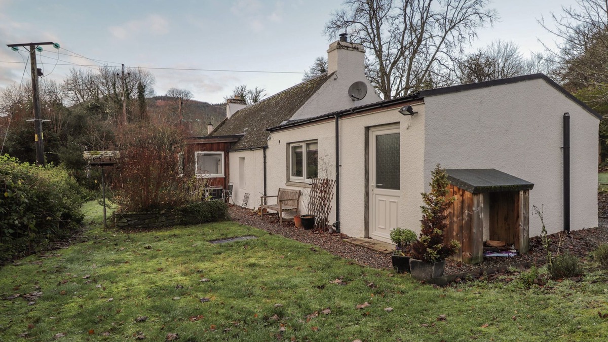 Strathpeffer Cottage | LILAC COTTAGE, pet friendly, with open fire in Strathpeffer