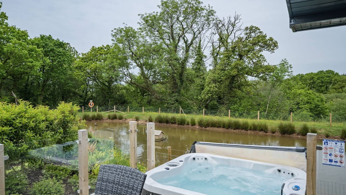 Lifton House | Lilac Lodge, 22 Roadford Lake Lodges - hot tub/pet friendly