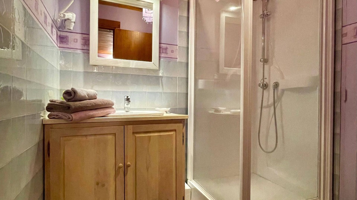 Alleyras Bed & Breakfast | Lilas Room in Alleyras - Pets allowed, Guest table, Spacious grounds