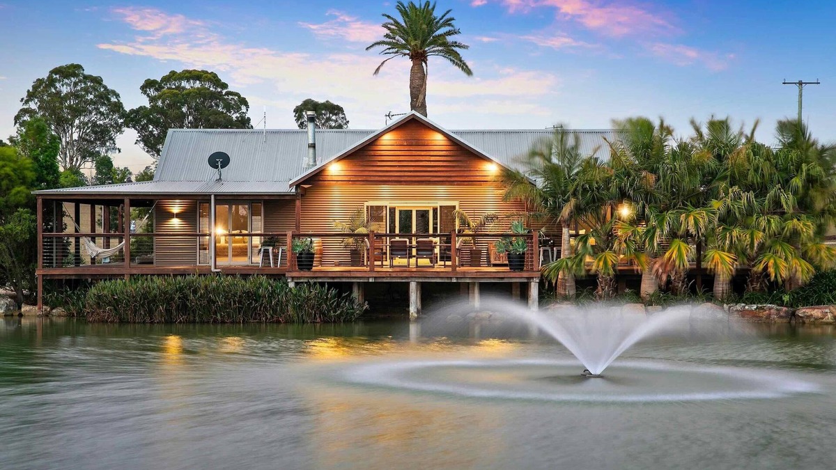 Keinbah House | Lilies Lakeside Spa Villa - 2 Bedroom - Escape in style to Lilies luxury retreat
