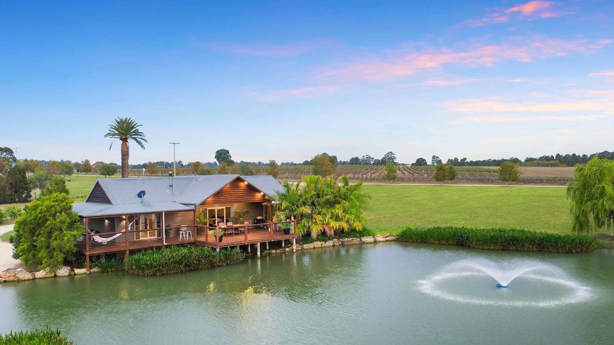Keinbah House | Lilies Lakeside Spa Villa - 1 Bedroom - Your romantic getaway destination