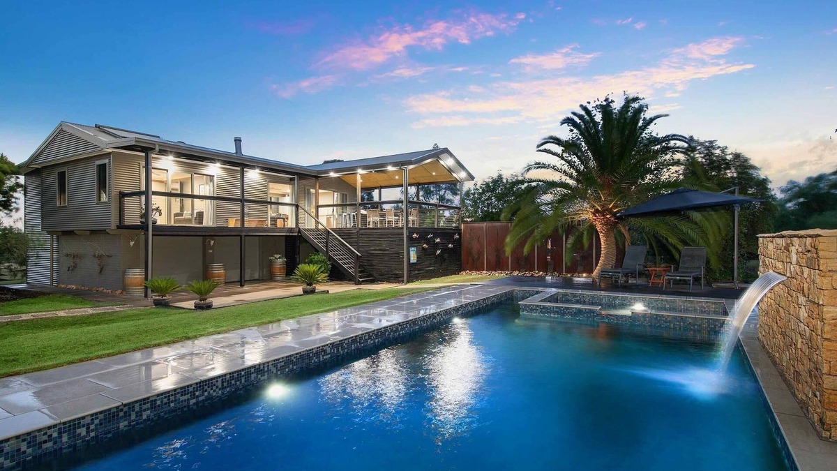 Keinbah House | Lilies Poolside Villa - Romance and tranquility in the heart of Lovedale