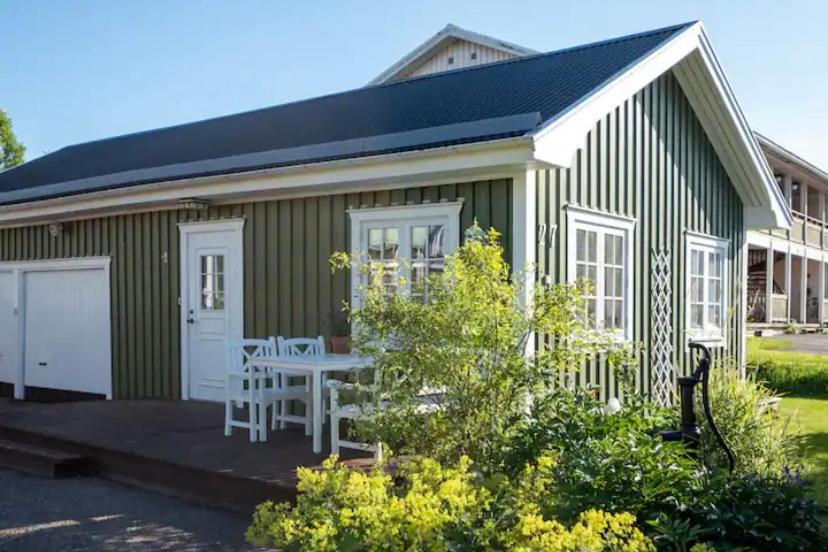 Harnosand Cabin | Lilla gröna huset på gården