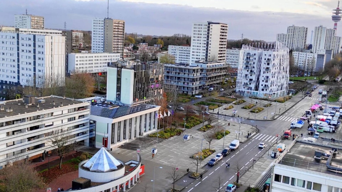 Mons-en-Baroeul Apartment | Lille-Apartment-Apartment-Ensuite with Bath-City view