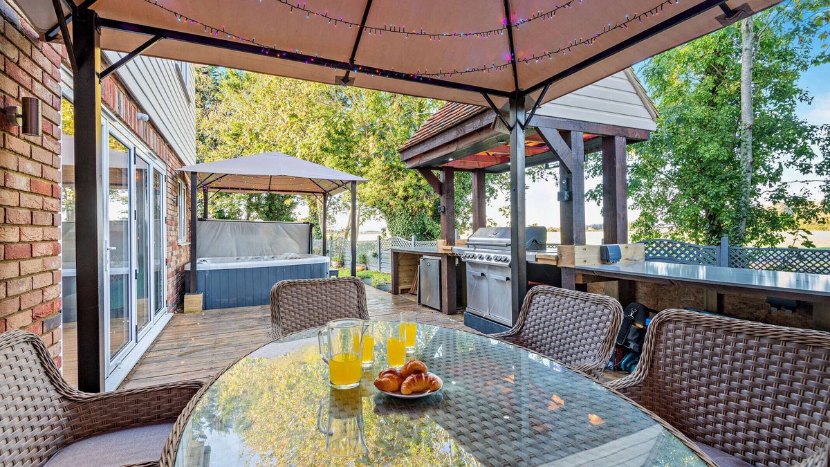 Romney Marsh House | Lillie House - Five Bedroom House, Sleeps 12