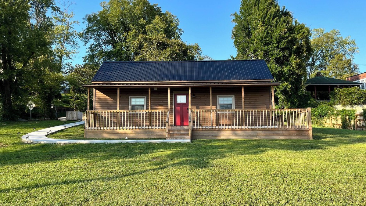 Beattyville Cabin | Lillie's Pad -Cozy 2-bedroom cabin- 20 miles from Natural Bridge in Beattyville.