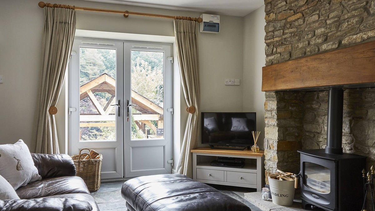 Whitecroft Cottage | LILLY COTTAGE, character holiday cottage, with hot tub in Whitecroft
