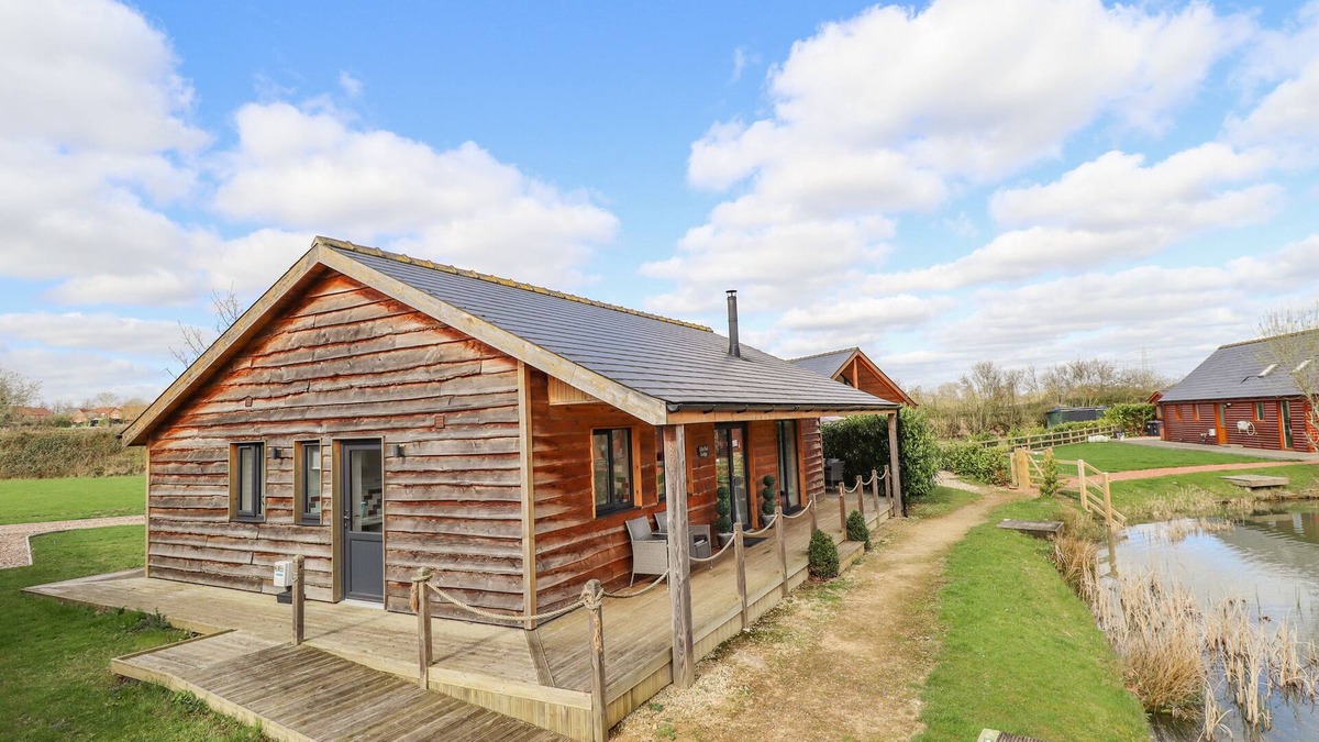 Aubourn Cottage | LILY-PAD LODGE, family friendly, with hot tub in Thorpe-On-The-Hill