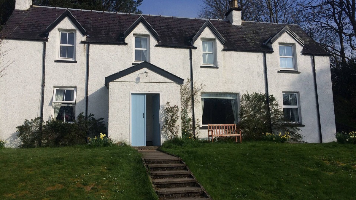 Fort Augustus Cottage | Lilybank,a traditional highland cottage located in Fort Augustus village.