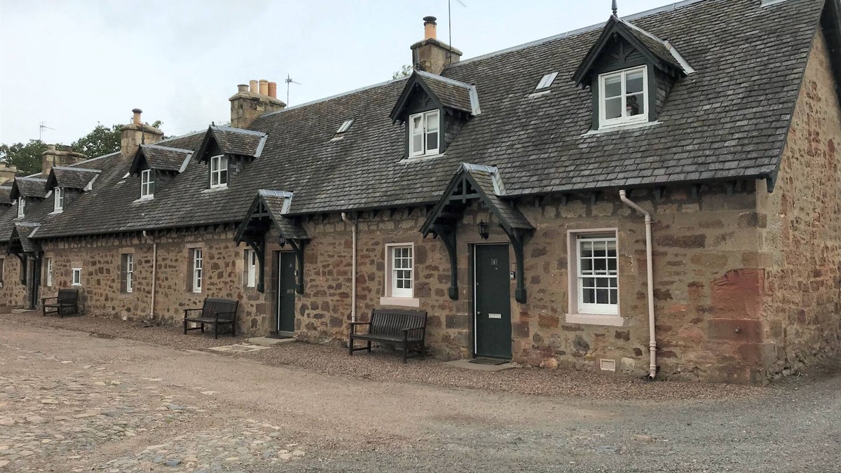 Gorebridge Cottage | Lime Cottage - a charming traditional stone cottage with 2 bedrooms located within the grounds of Ar