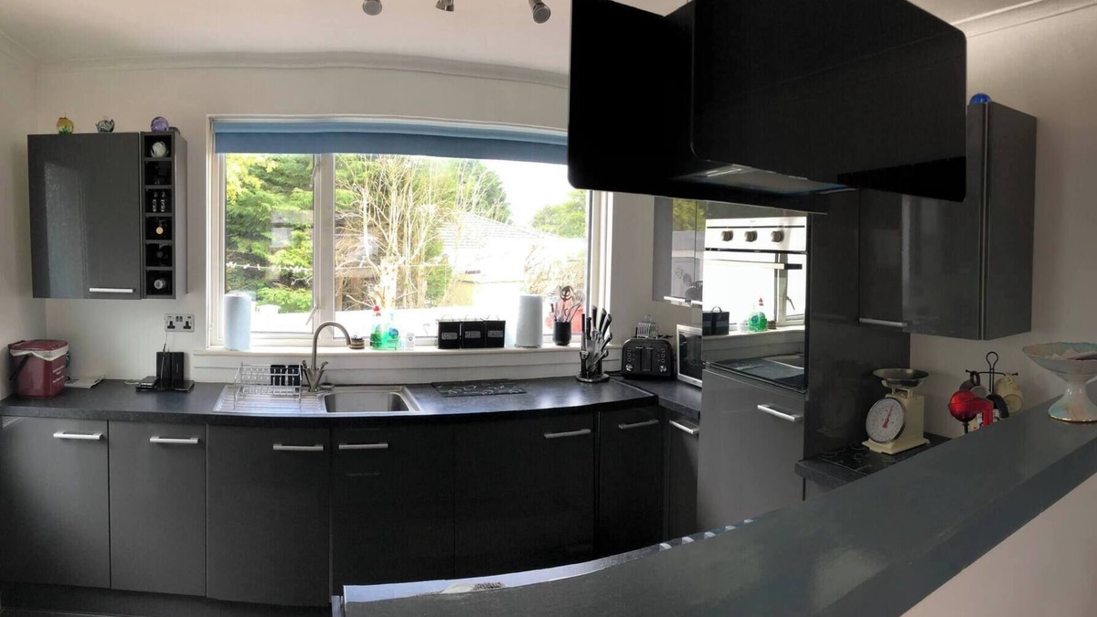 Carluke Apartment | Limegrove Comfortable Three Bedroom House
