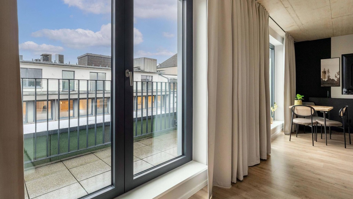 Stadtmitte Apartment | limehome Düsseldorf | Suite with Balcony