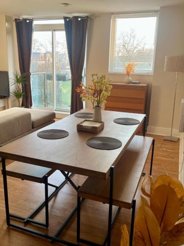 Limehouse Apartment | Limehouse Marina, London large 2 bed
