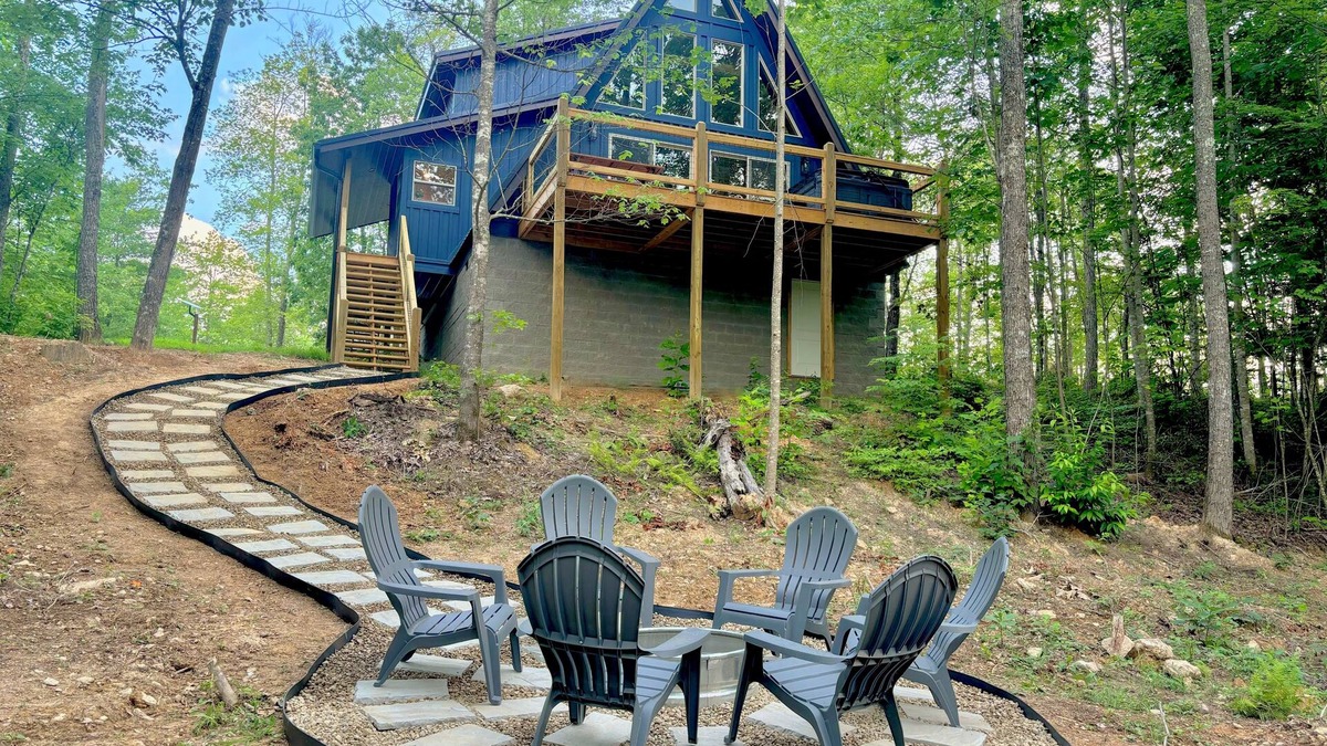 Beattyville Cabin | Limestone Ridge- 2-bedroom, A-frame cabin in the Gorge with AC, WiFi, hot tub